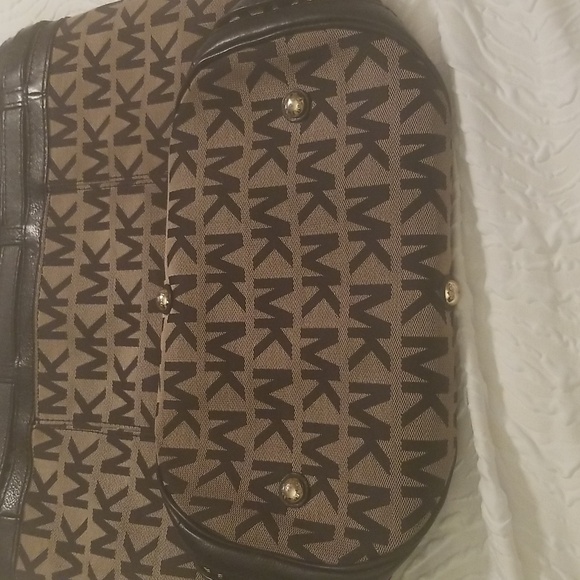 Women's Michael Kors Handbag; Black and Tan; Size 15 1/2x12 with 6" Handles - Picture 6 of 8